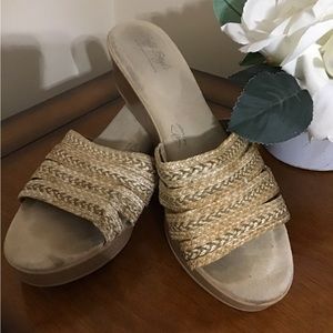 Women’s size 10 soft style, soft delight, slip on wedge heeled sandal R